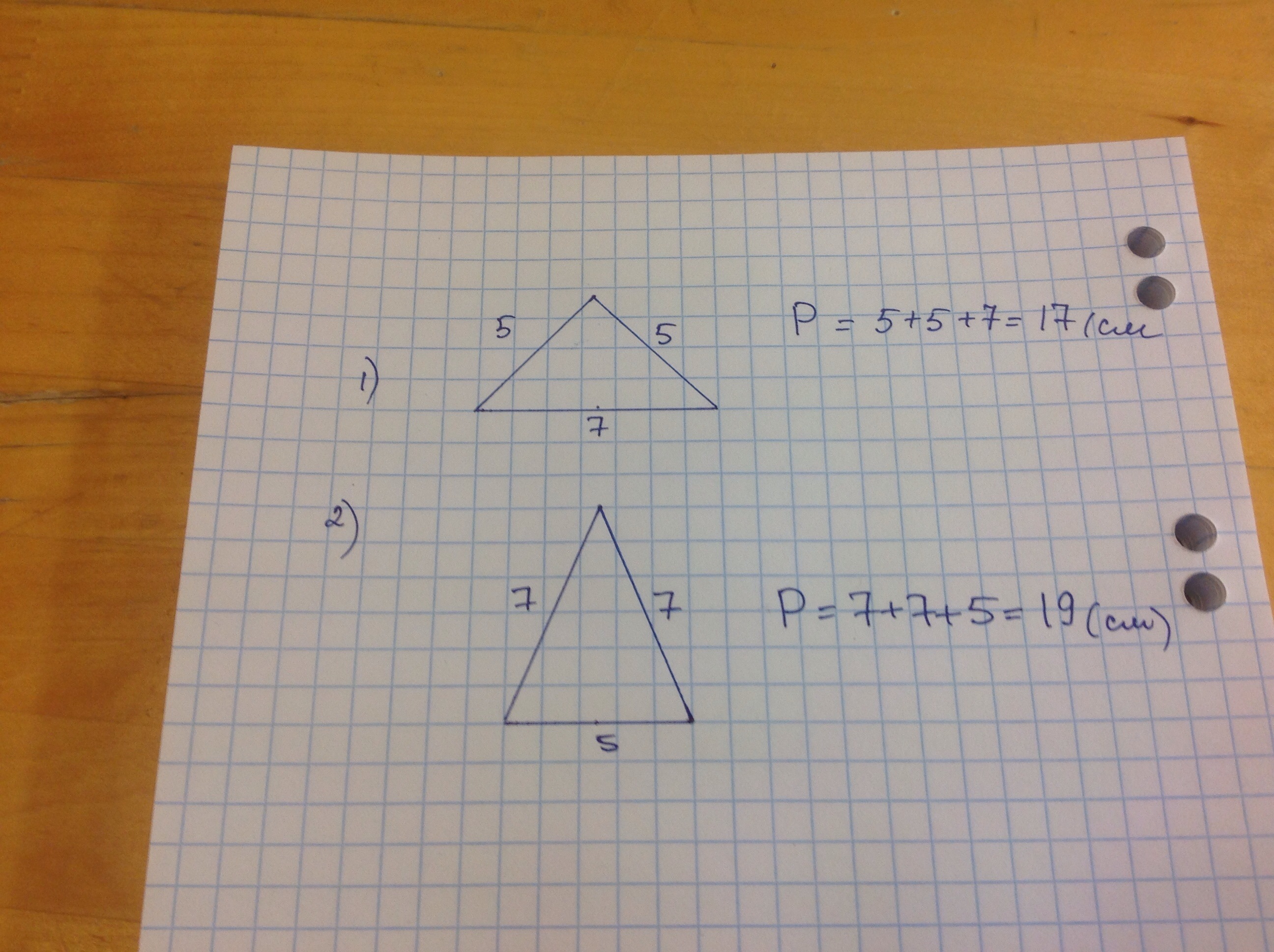 2 стороны равнобедренного. Треугольник 5 см. Равнобедренный треугольник 5 см. Равнобедренный треугольник 7 см. Треугольник 7 см 5 см и 5 см.